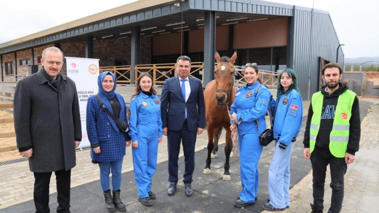 Özel Öğrenciler Atlı Terapi Merkezi'ni Gezdi