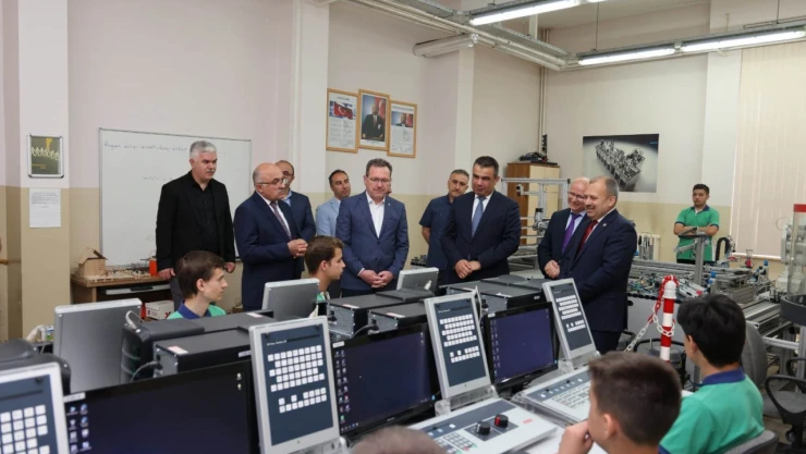 Özlem Burma'daki Çalışmaları İncelediler