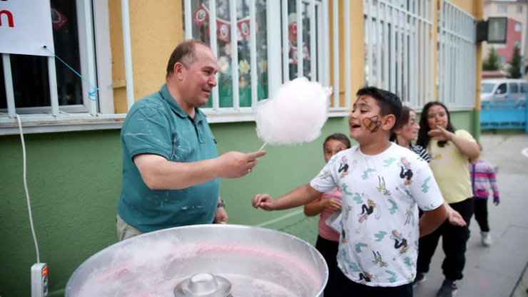 Pamuk Şekerlerle Mutluluğu Çoğaltıyor