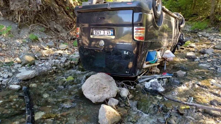 Panelvan Araç Dereye Uçtu!