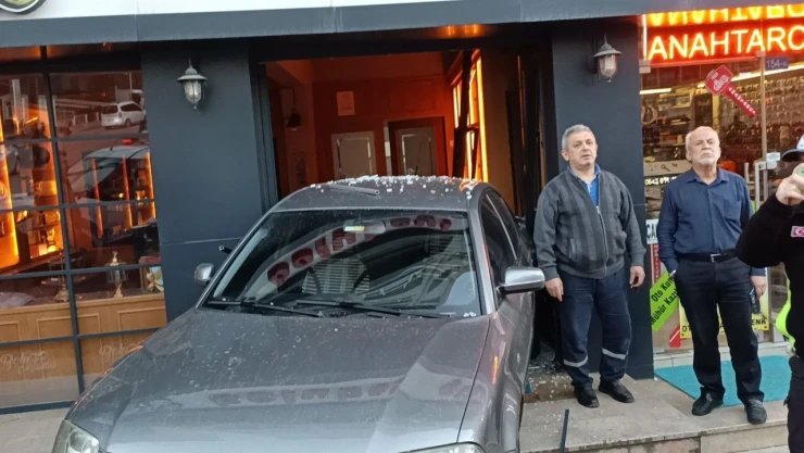 Freni Boşalan Otomobil Dükkana Daldı