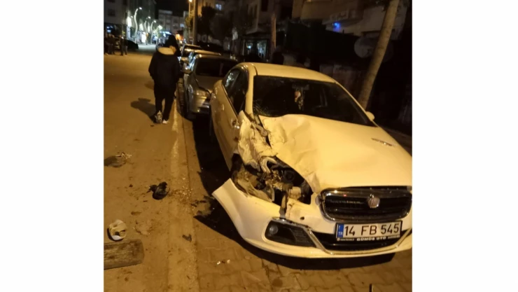 Park halindeki 2 otomobile çarptı, aracını bırakıp gitti