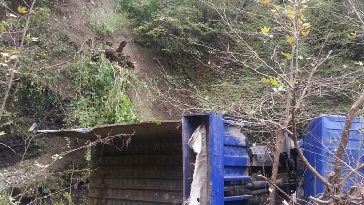 Park halindeki araç deniz kenarına uçtu