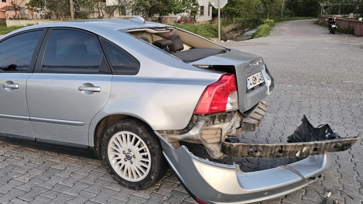 Park Halindeki Araca Çarptı: 1 Yaralı