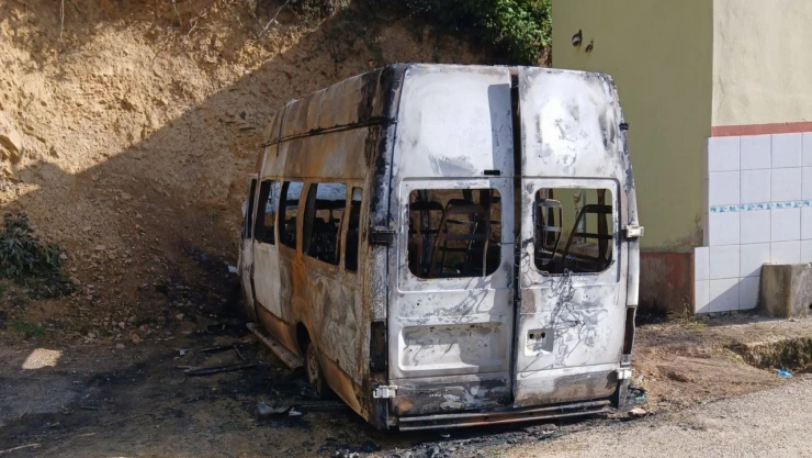 Park Halindeki Minibüs Alev Alev Yandı