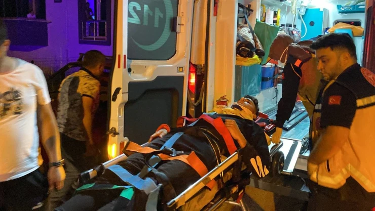 Park halindeki otomobile çarpan motosikletli yaralandı