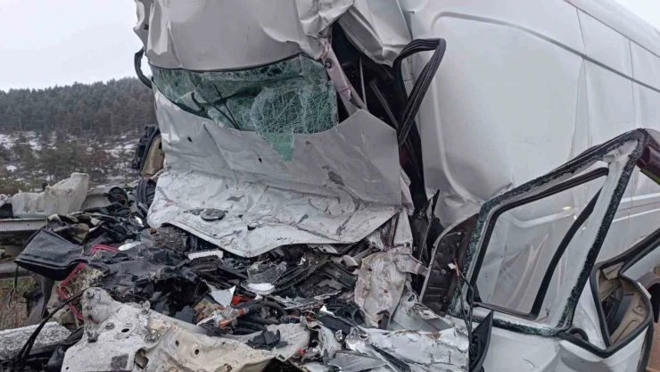 Tıra Çarpan Minibüs Kağıt Gibi Ezildi: 1 Ölü