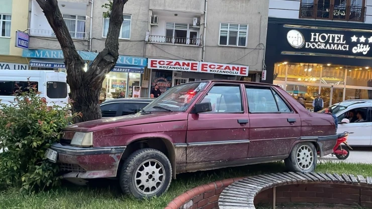 Sürücüsüz Otomobil Ağaca Çarptı