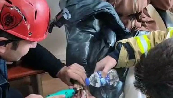 Parmağı Fermuara Sıkıştı, Yardıma İtfaiye Yetişti