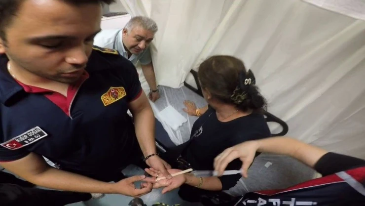 Parmağına Sıkışan Yüzük İtfaiye Ekiplerince Çıkarıldı