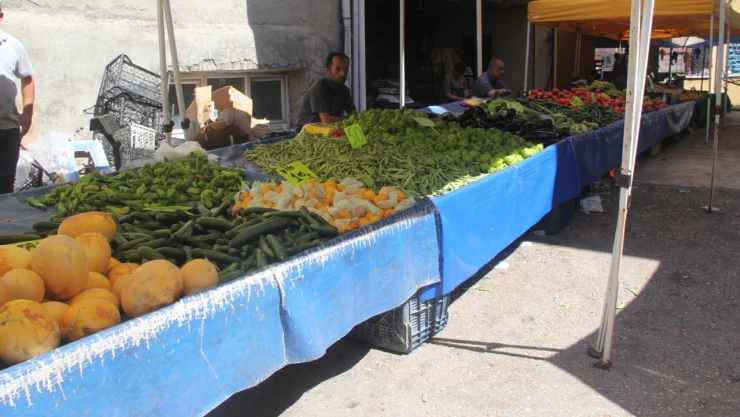 Pazar Tezgahları Sıcak Havalardan Nasibini Aldı
