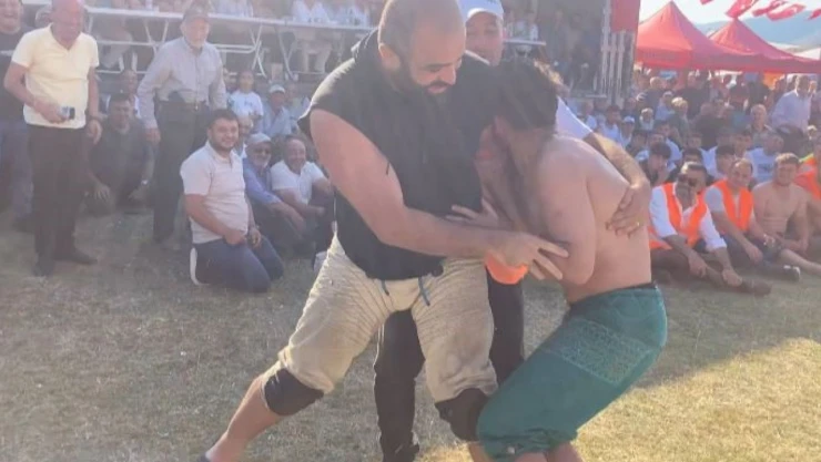 Pehlivan Rakibini Karıştırdı, Er Meydanı Kahkahaya Boğuldu