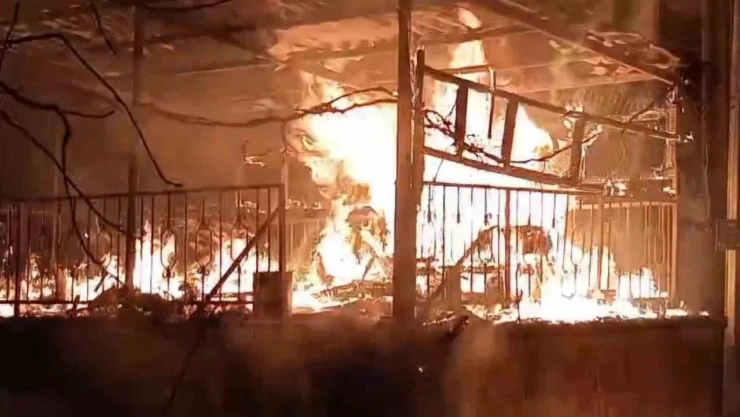 Peş Peşe Patlamaların Ardından Alevler Yükseldi