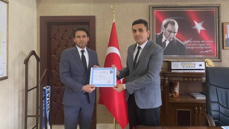 Pınarbaşı Kaymakamı'ndan Kütüphane Personeline 'Üstün Başarı Belgesi'