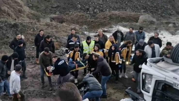 Pirinç Yüklü Tır Şarampole Devrildi