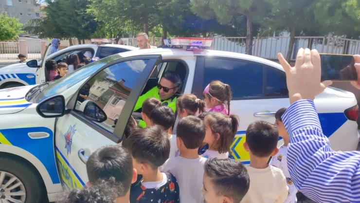 Polis Ekipleri Trafik Haftası'nı Çocuklarla Kutladı