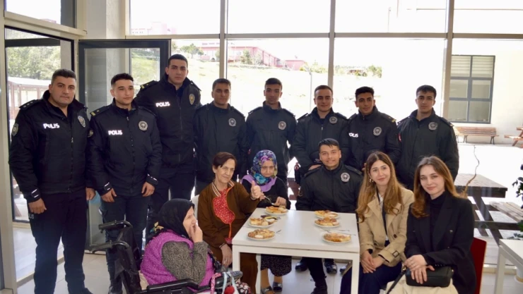 Polis Okulu'ndan Huzurevi'ne Ziyaret