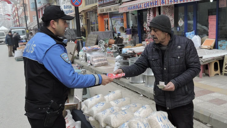 Polis, pazar esnafını bilgilendirdi