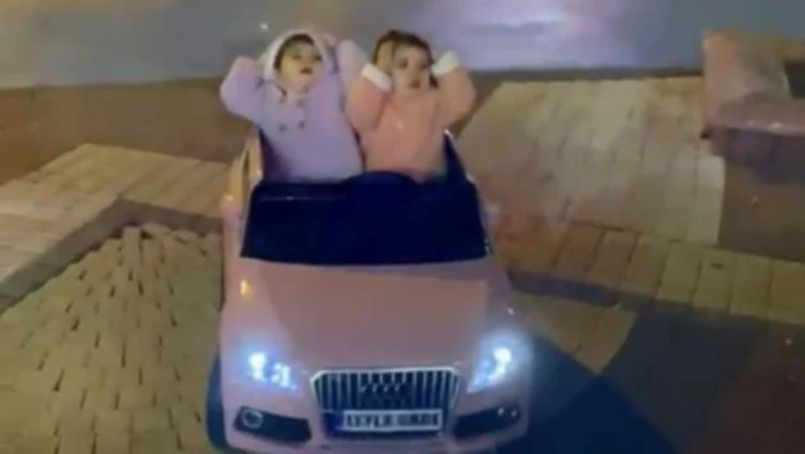 Polisi görünce el kaldıran çocuklar ilgi odağı oldu