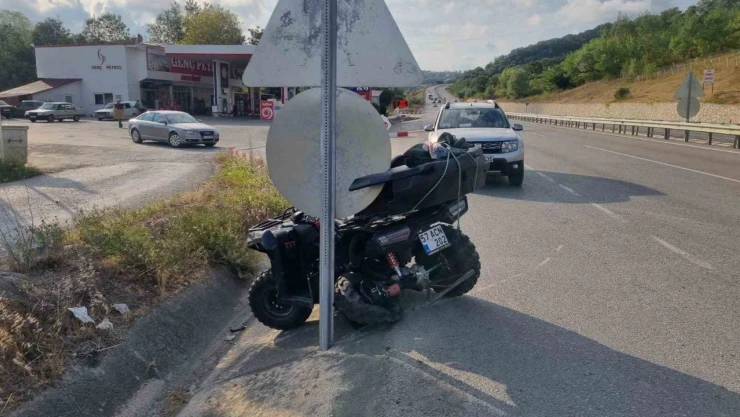 Polisin 'Dur' İhtarına Uymayan Otomobil Kaza Yaptı: 2 Yaralı