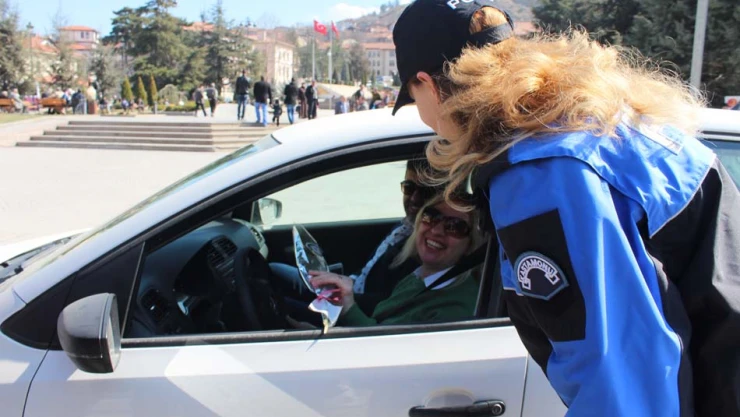 Polisler, kadın sürücüleri unutmadı