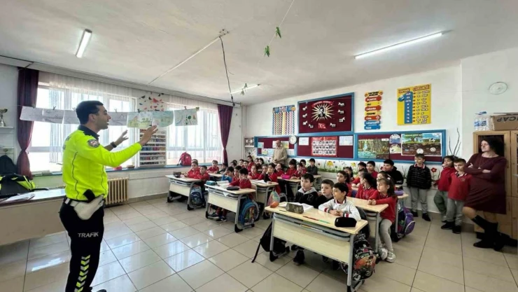Polislerden Öğrencilere Trafik Eğitimi
