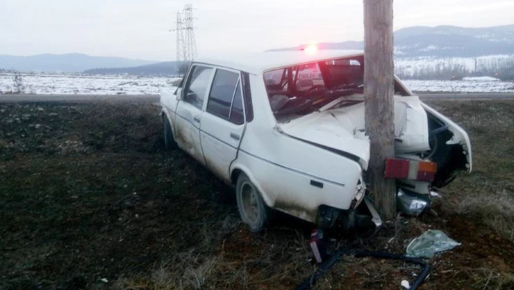 Polisten kaçarken, direğe çarptı