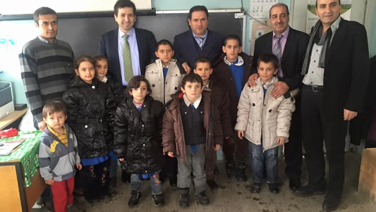 Prof. Dr. Yenidünya çocukları güldürüyor