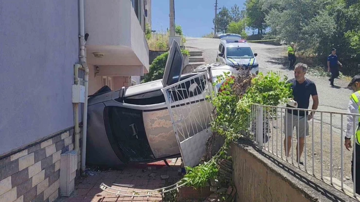 Otomobil Apartman Girişinde Devrildi: 5 Yaralı