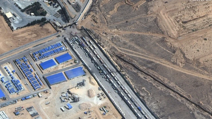 Refah Sınır Kapısı'nda geçiş izni bekleyen yardım konvoyu uydudan görüntülendi