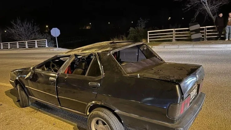 Refüje Çarpan Otomobil Ters Döndü