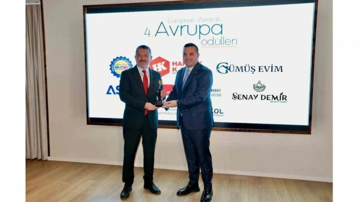 Rektör Kırışık, 'Sosyalfest Yılın En Başarılı Projesi' Ödülünü Aldı