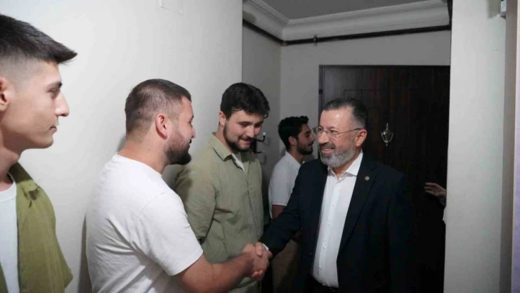 Rektör Kırışık Öğrencilerini Evlerinde Ziyaret Etti