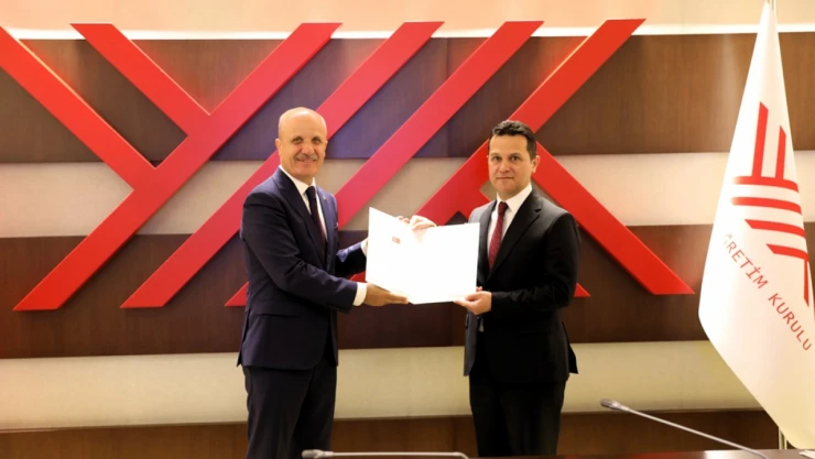 Rektör Topal, mazbatasını YÖK Başkanı'ndan aldı