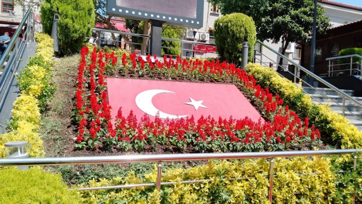 Rengarenk Çiçekler Dikildi