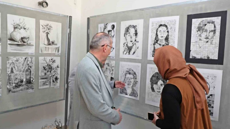 Resim Bölümü Öğrencilerinden İlk Sergi Heyecanı