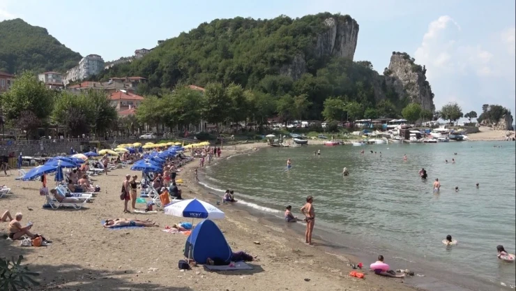 Rus Turistler Sahile Akın Etti