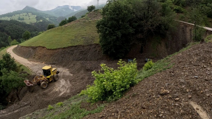 Sağanaktan Etkilenen Köy Yollarında Temizlik Çalışması Yapıldı