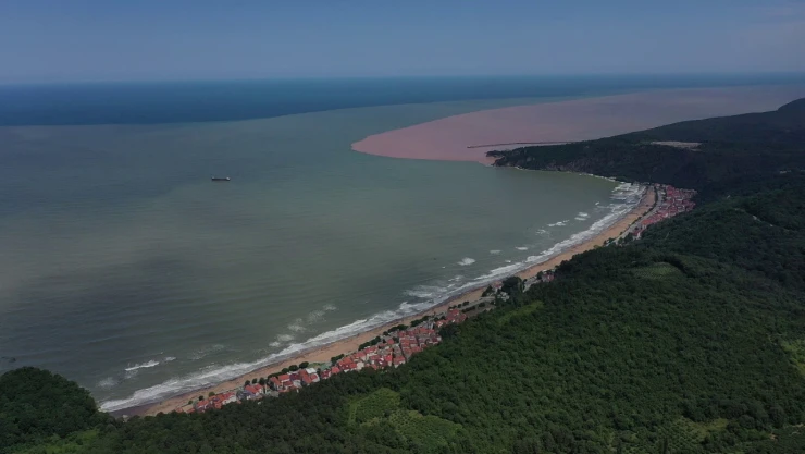 Sahilde oluşan kirlilik dron ile görüntülendi