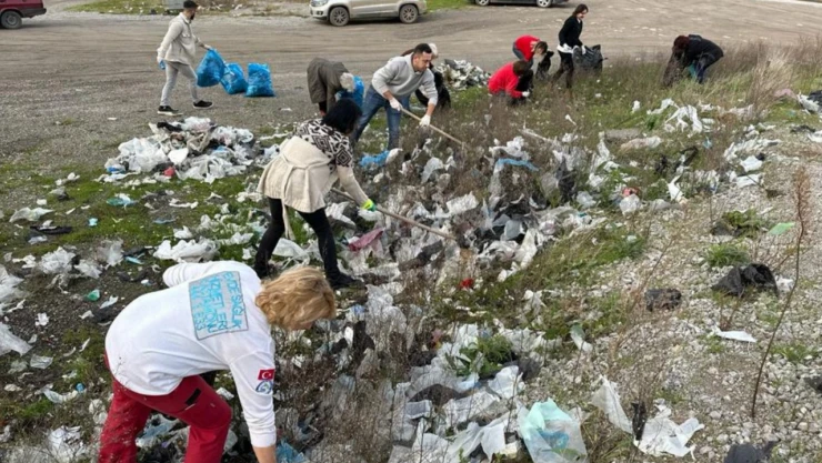 Sahildeki Kirliliğe Doğaseverler El Attı