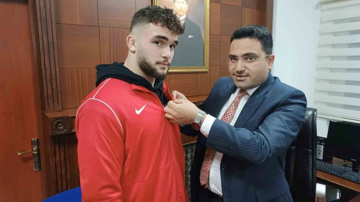 Şampiyon Güreşçi Alperen Atar, Memleketinde Davul Zurna ile Karşılandı