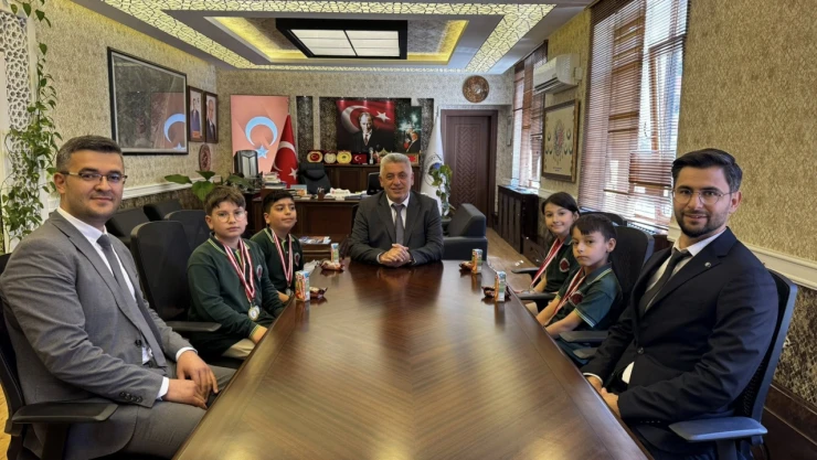 Şampiyon Öncesi Belediye Başkanını Ziyaret Ettiler