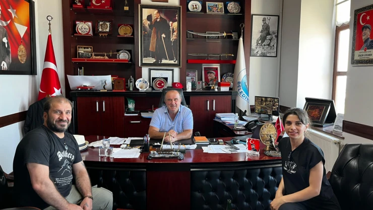 Sanatçı Mor Narpın'dan İnebolu Belediye Başkanı Uzuner'e Ziyaret