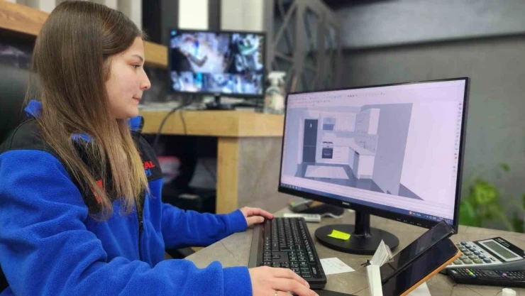 Sanayideki Mobilya Atölyesine Kadın Eli Değdi