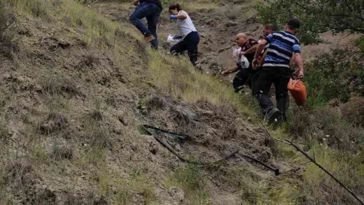 Şarampole Devrilen Traktörün Altında Kalan Sürücü Hayatını Kaybetti