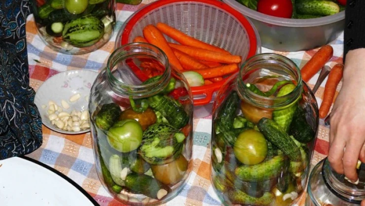 Sebzeler Kavanozlarda Kışa Hazırlanıyor