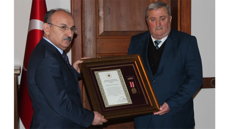 Şehit Babasına, övünç madalyası verildi