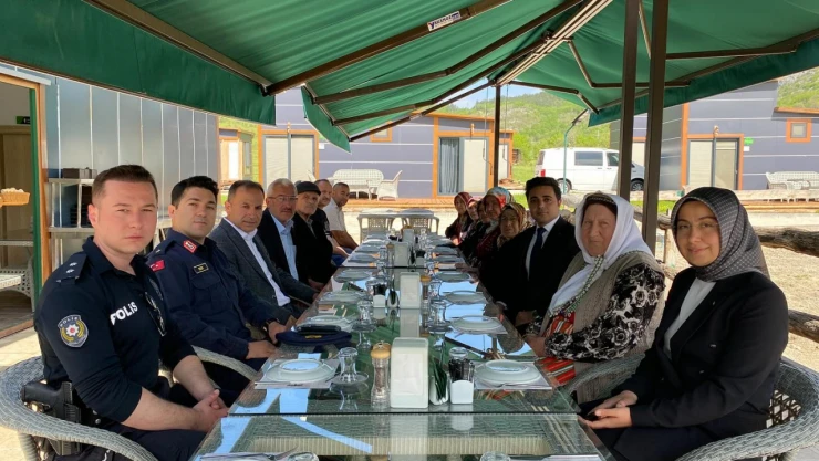 Şehit Eşleri Ve Anneleri Unutulmadı