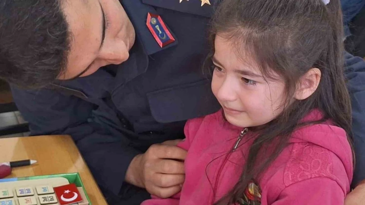 Gözyaşlarına Hakim Olamadı