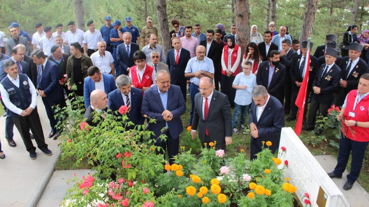 Şehitlik ziyaret edildi